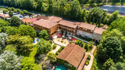 希奥拉肯·佩里戈尔奥伯格德拉佩蒂瑞恩酒店的享有带游泳池的大房子的顶部景色