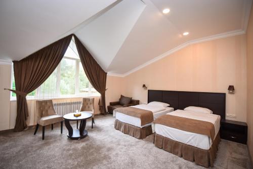 瓦纳佐尔Laguna Hotel的酒店客房设有两张床和一张桌子。