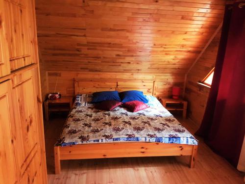 Tīnūži维苏那木斯巴斯旅馆的小木屋内一间卧室,配有一张床