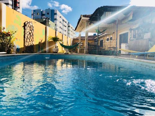 马塞约Hostel Morais Praia的一座建筑物中央的游泳池