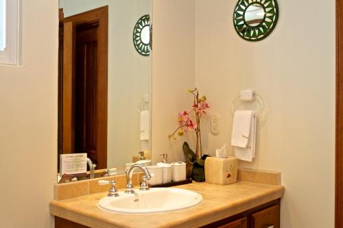 赫拉多拉Los Suenos Resort Veranda 5A by Stay in CR的一间带水槽和镜子的浴室