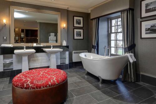 埃格林顿阿姆斯贝斯特韦斯特酒店的一间浴室