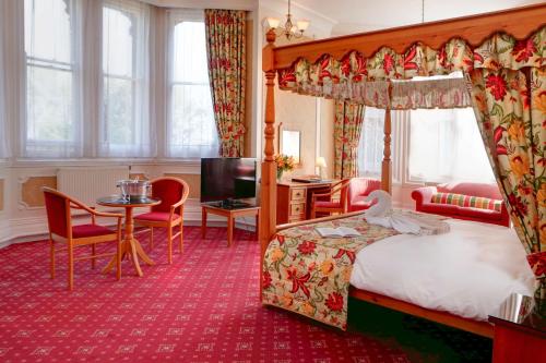 诺丁汉Bestwood Lodge Hotel的酒店客房配有一张床铺和一张桌子。