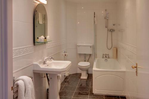 诺丁汉Bestwood Lodge Hotel的浴室配有盥洗盆、卫生间和浴缸。