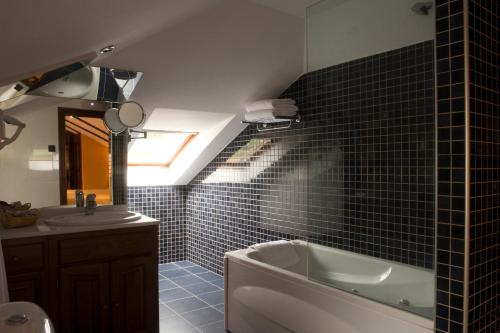 科伦加萨尔夫域酒店的带浴缸、盥洗盆和卫生间的浴室
