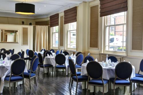 汤布里奇The Rose & Crown Hotel, Sure Hotel Collection by Best Western的用餐室设有桌椅和窗户。