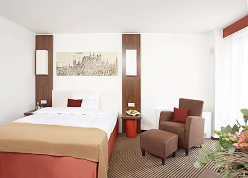 纽伦堡纽伦堡市西部西佳酒店的配有一张床和一把椅子的酒店客房