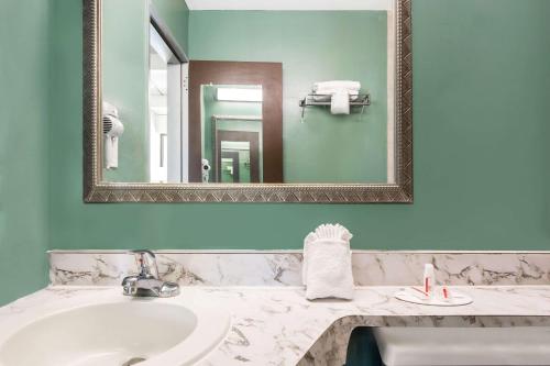 圣奥古斯丁速8酒店 - 圣奥古斯丁的一间带水槽和镜子的浴室