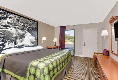 雅典阿森斯速8酒店的酒店客房设有一张床和一个大窗户