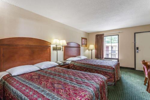 坎普泉坎普斯普林斯戴斯酒店的酒店客房设有两张床和窗户。