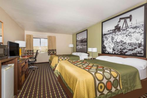 斯特林斯特林速8酒店的酒店客房设有两张床和一台平面电视。