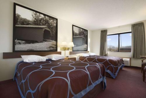 丹维尔丹维尔速8酒店的酒店客房带两张床和两个窗户