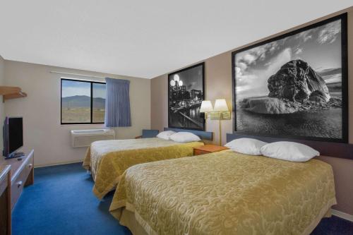 温尼马卡速8酒店客房内的一张或多张床位