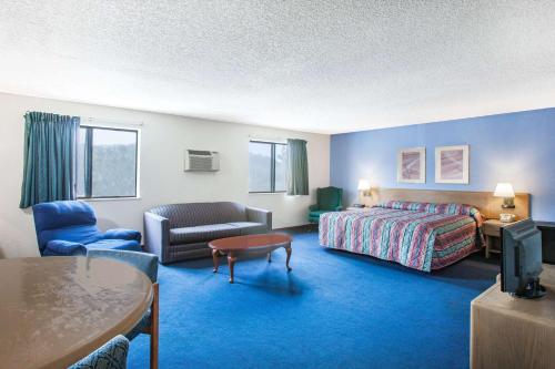温泉城斯普林斯速8酒店的酒店客房设有床和客厅。
