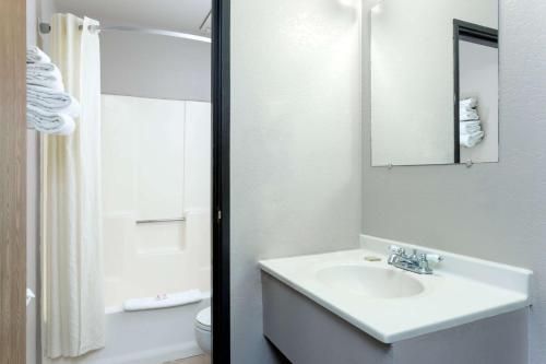 Cimarron HillsSuper 8 by Wyndham Cos/Hwy. 24 E/PAFB Area的白色的浴室设有水槽和卫生间。