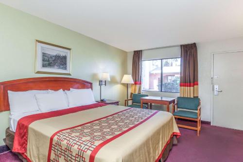 贝克斯菲尔德贝克斯菲尔德速8酒店的酒店的客房 - 带一张床、椅子和窗户
