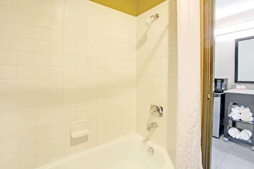 柯林斯堡柯林斯堡速8酒店的一间带浴缸和淋浴间的浴室