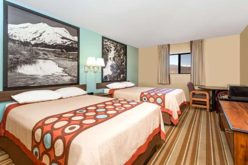 狄龙狄龙速8酒店 的酒店客房设有两张床和一台平面电视。