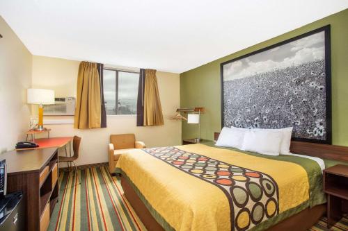 克雷格克雷格速8酒店的配有一张床和一张书桌的酒店客房