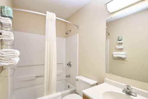 格林维尔格林维尔速8酒店的一间带水槽、卫生间和镜子的浴室