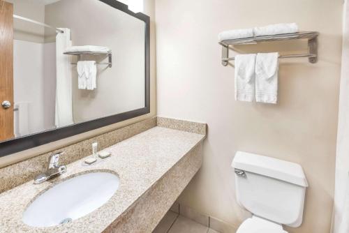 布卢明顿Super 8 by Wyndham Bloomington University Area的一间带水槽、卫生间和镜子的浴室