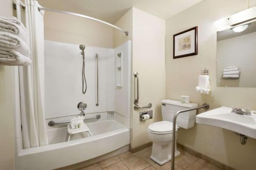 博兹曼博斯曼速8酒店的带浴缸、卫生间和盥洗盆的浴室