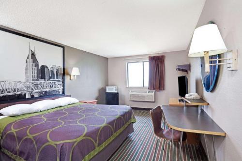 纳什维尔纳什维尔/登特/奥普里兰德区速8酒店的小酒店客房配有一张床和一张书桌