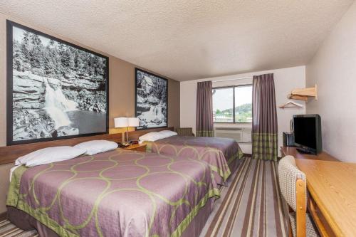 查尔斯顿邓巴速8酒店的酒店客房设有两张床和电视。