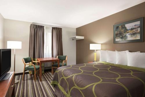 博兹曼博斯曼速8酒店的配有一张床和一张书桌的酒店客房