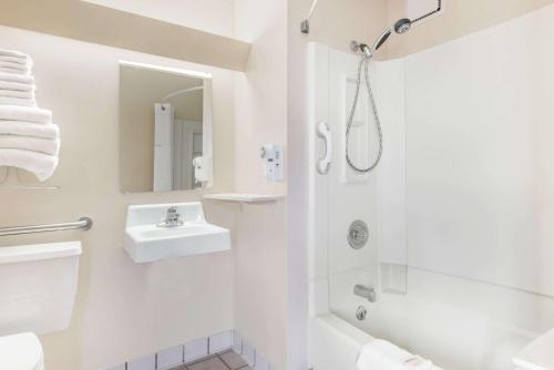 道奇城道奇城速8汽车旅馆的带淋浴和盥洗盆的白色浴室