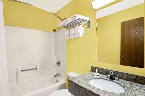曼西曼西速8酒店的一间带水槽、卫生间和镜子的浴室