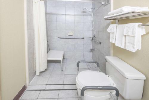 哥伦布哥伦布北速8酒店的白色的浴室设有卫生间和淋浴。
