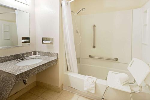 拉斯克鲁塞斯拉斯克鲁塞斯速8酒店的一间带水槽、浴缸和卫生间的浴室