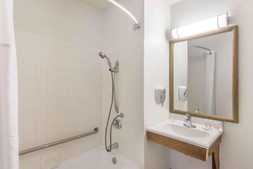 哈特福德哈特福德/温莎速8酒店的带淋浴、盥洗盆和镜子的浴室