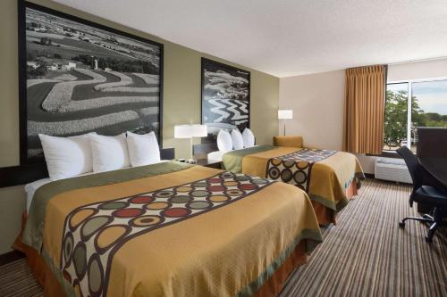 麦迪逊南速8酒店客房内的一张或多张床位