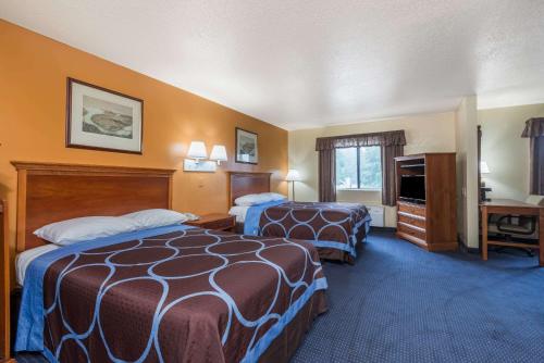 哈特福德哈特福德/温莎速8酒店的酒店客房设有两张床和电视。