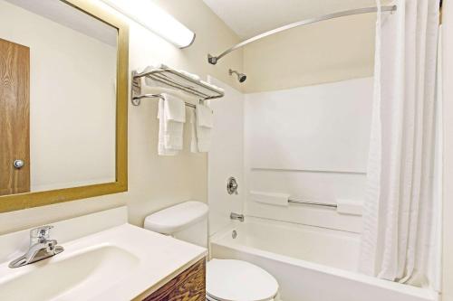 Essex巴尔的摩/埃塞克斯地区速8酒店的白色的浴室设有水槽和卫生间。