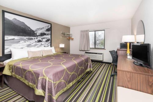 卡利斯佩尔卡里斯贝尔速8酒店的配有一张床和一台平面电视的酒店客房