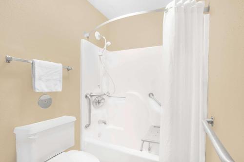 East Moline东莫林速8酒店的带淋浴和白色卫生间的浴室