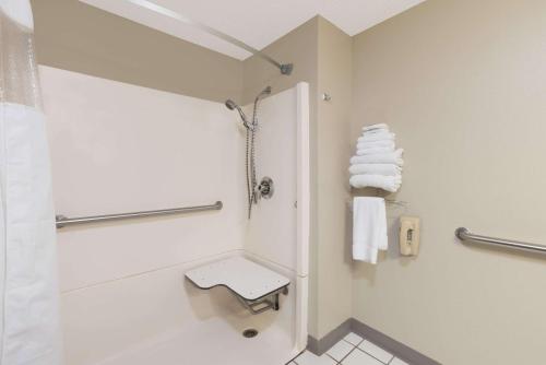 皮埃尔Super 8 by Wyndham Pierre SD的带淋浴、卫生间和毛巾的浴室