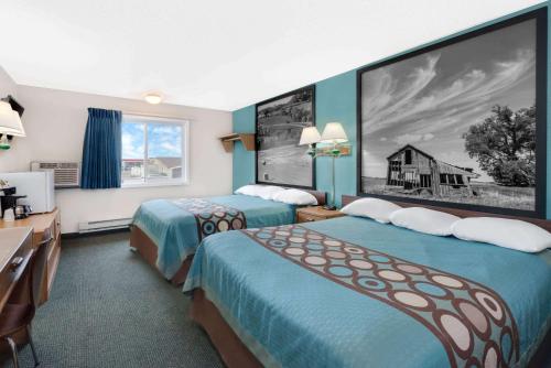 HuronSuper 8 by Wyndham Huron的酒店客房带两张床以及黑白相片