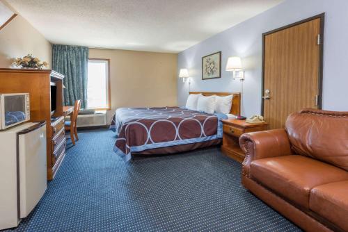 奥法隆奥法伦的速8酒店的酒店客房,配有床和沙发
