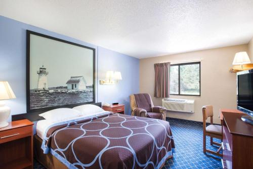 马塞纳马塞纳NY速8酒店的酒店客房,配有床和电视