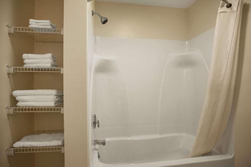 Mifflinville米夫林维尔速8酒店的浴室配有浴缸、淋浴和毛巾。