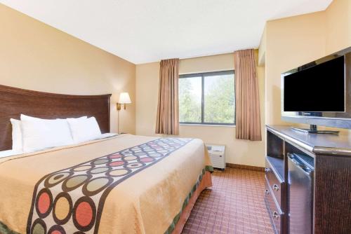 Kutztown库茨敦/阿伦敦速8酒店的配有一张床和一台平面电视的酒店客房
