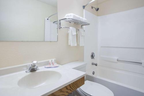 拉德福拉德福速8酒店的白色的浴室设有水槽和卫生间。