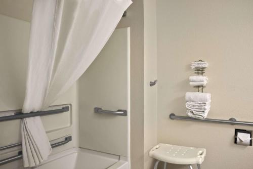 Whitewater怀特沃特速8酒店的带淋浴、卫生间和镜子的浴室