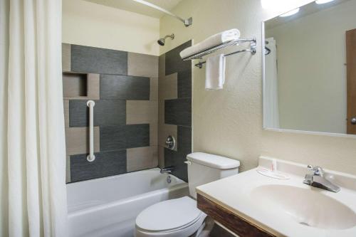 塞勒姆速8塞勒姆酒店的浴室配有白色卫生间和盥洗盆。