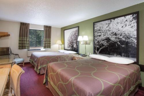 塞勒姆速8塞勒姆酒店的一间酒店客房,设有两张床和电视