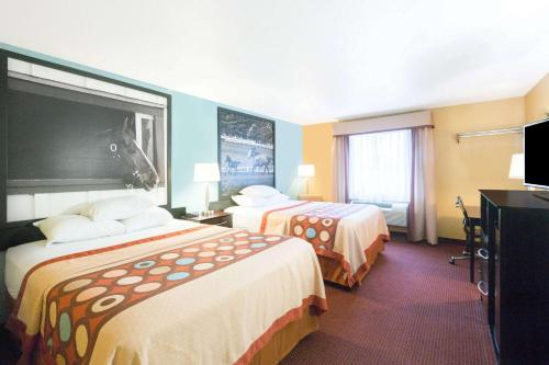 里士满里士满速8酒店的酒店客房设有两张床和一台平面电视。